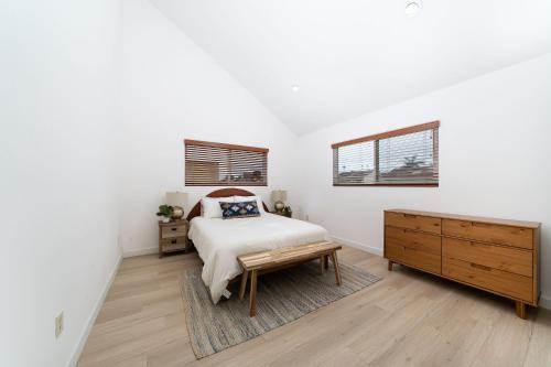 Downtown Beach Home, 5 min to Beach! Backyard, BBQ in Huntington Beach, USA