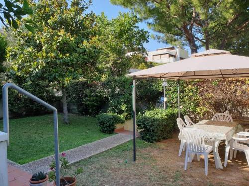 N240 - Numana, deliziosa taverna quadrilocale con giardino e piscina