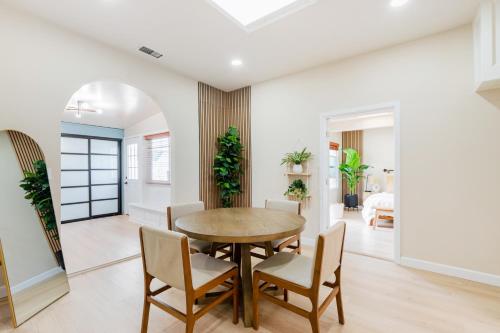 廚房, Walk to Beach! Patio, Rooftop, Yard, BBQ! Downtown Huntington in 亨廷頓海灘