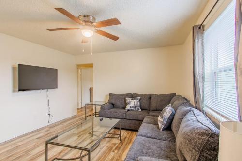A bedroom in close proximity to Fort Sill in Lawton, USA