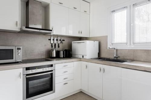 Contemporary Bliss 2BR Apartment in Athens by UPSTREET - image 9