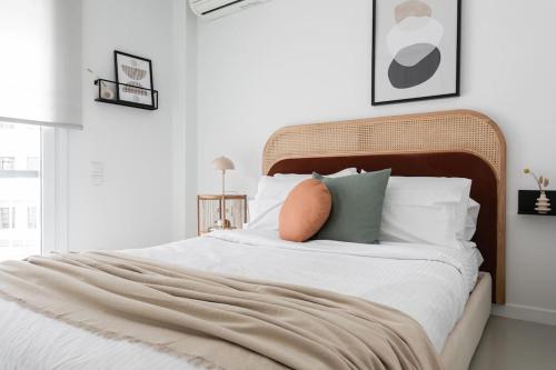 Contemporary Bliss 2BR Apartment in Athens by UPSTREET - image 8