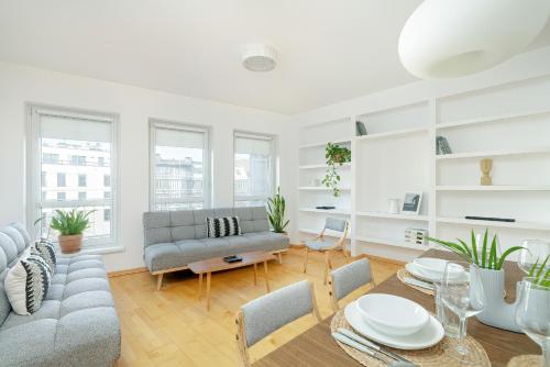 Spacious & Bright Apartment with Parking Poznań by Renters