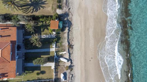 Kapa Apartment - Beachfront, 3 min walk to Mamalouka