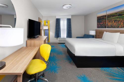 Days Inn & Suites by Wyndham Sellersburg - image 6