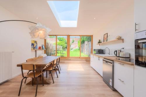 Spacious house with 4 bedrooms & garden, near tram chambre d'hôte Mouvaux