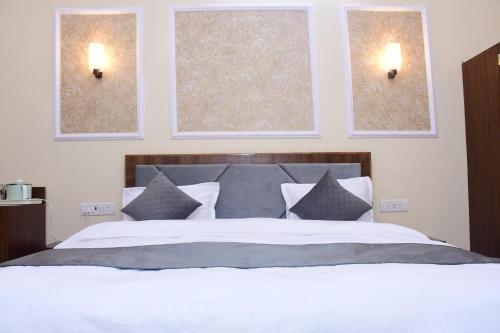 Standard Double Room image 10