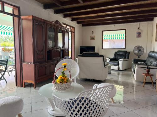 共用Lounge/電視區, CosyLife Sainte-Rose - Villa familiale calme avec vue Sofaïa à 3km de la plage (CosyLife Sainte-Rose - Villa familiale calme avec vue Sofaia a 3km de la plage) in 聖玫瑰