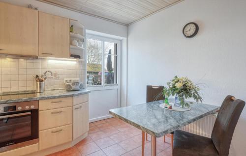 virtuve, 1 Bedroom Stunning Apartment In Neukirchen in Neukirchen