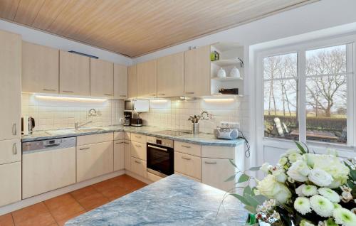 virtuve, 1 Bedroom Stunning Apartment In Neukirchen in Neukirchen