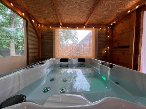 熱水浴缸, L'Enseigne -Location de 2 chalets privatifs avec Spa in 塞普蒙