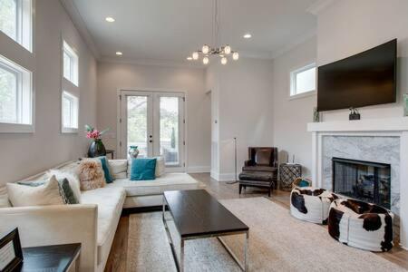 Upscale Family Retreat in 12 South
