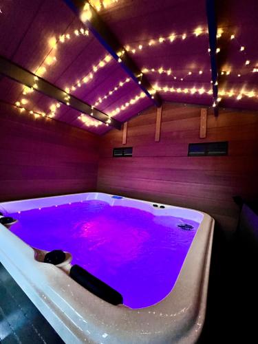 Karstais baseins, Maison Aveny Spa in Ecos