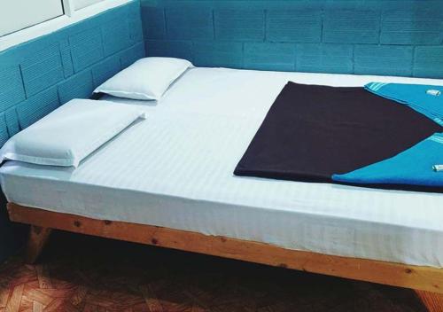 1 queen bed, 2 twin beds