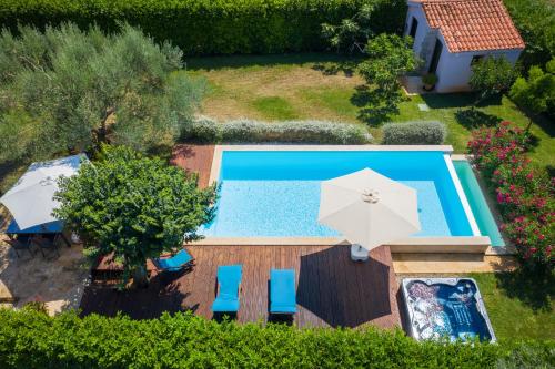 Rustic Villa Casa Rossa with jacuzzi in Porec