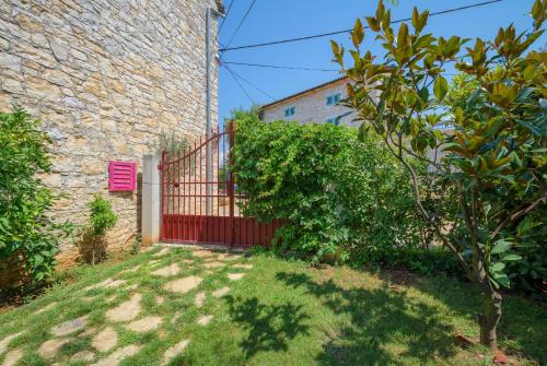 Rustic Villa Casa Rossa with jacuzzi in Porec