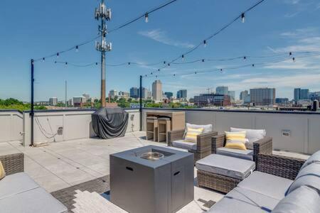 The Dublin - DT Rooftop Views, Peloton & Fire Pit in Nashville, USA