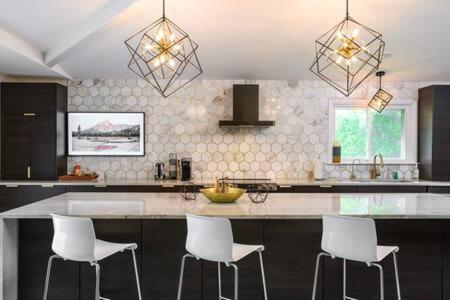 The Curtis - Expansive Mid-Century Gem in Nashville, USA