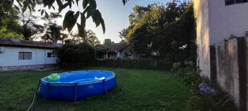 Casa de Huéspedes Muñiz sobre parque de 1000m2, 1 dormitorio, 20m2 cubiertos, baño con ducha, pileta cilíndrica de 3x076