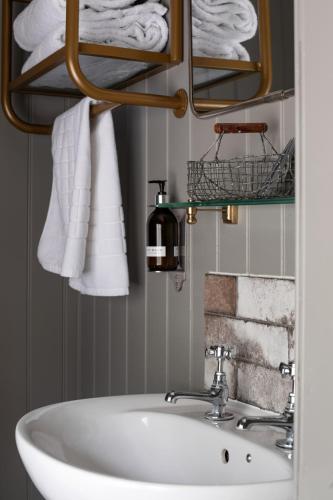 The White Hart - image 2