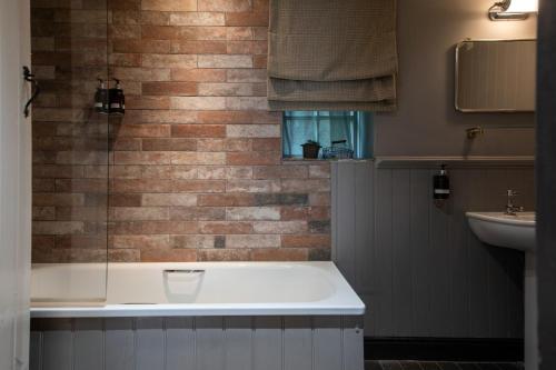 The White Hart - main image