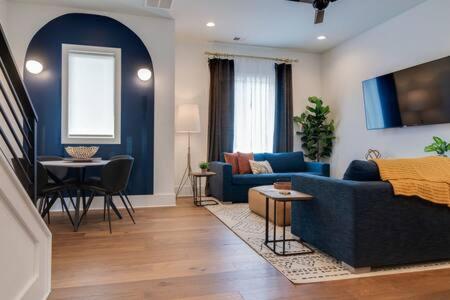 Near Downtown Gem - Rooftop, Garage & Walk To It All! – khách sạn tại Germantown