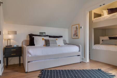 Rooftop Retreat Close to Downtown