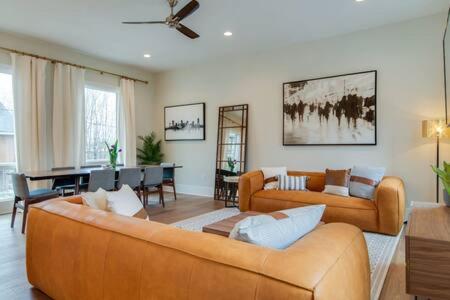 Luxurious Germantown Home with Rooftop Decks – khách sạn tại Germantown