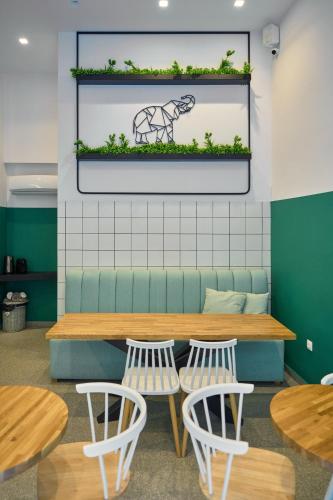 Létesítmények, Urban Elephant Suites in Vardaris-Dikastiria kerület