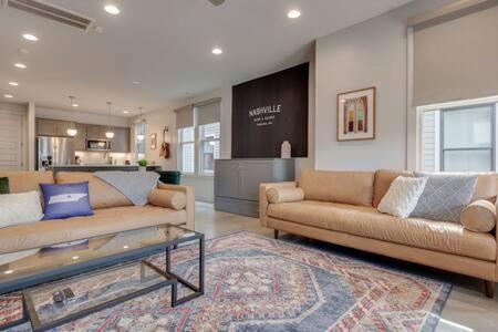 Cozy East Nashville Retreats for 20