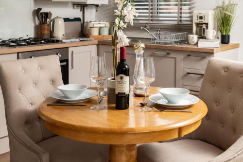 블랜드포드 포럼 Meadow - Woodland Cottage with Private Hot Tub 4성급 싱글룸 수영장