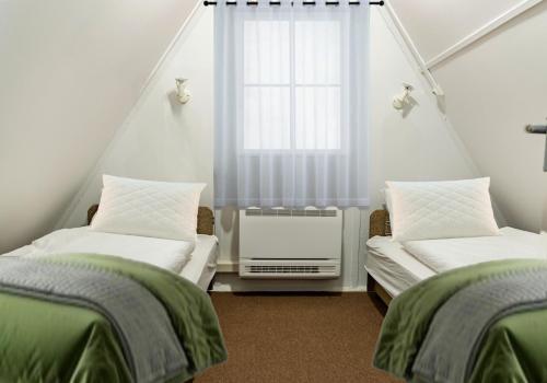 2 bedrooms, 5 beds