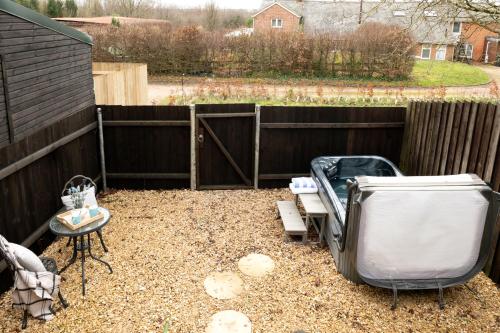 <bos> Dreamwood - Woodland Cottage with Private Hot Tub 4つ星 シングルルーム レストラン