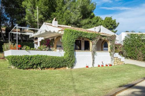 Chalet con jardín en Jávea by Alterhome