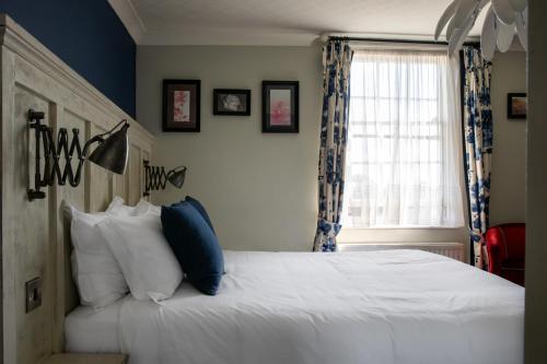 The White Lion - image 4