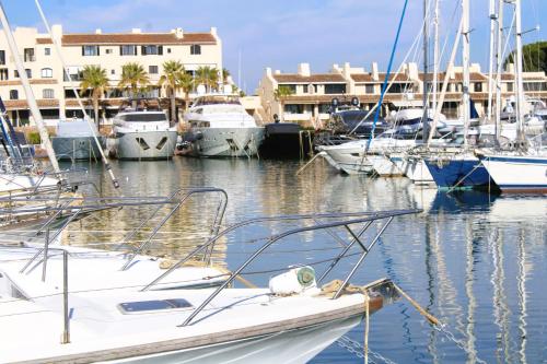 MARCOGMOR - Golfe de St-Tropez - Aux Marines de Cogolin - Joil T2 avec vue sur les bateaux - Location saisonnière - Cogolin