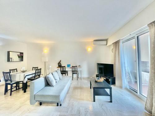 Arènes by Welcome to Cannes 1