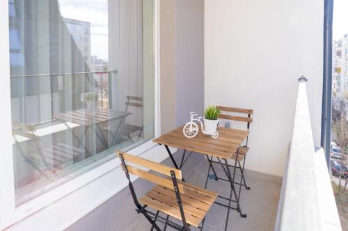 New Modern & Cozy apartment with FREE Private parking and EV charging station