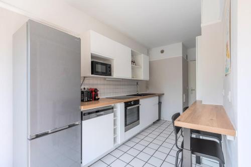 Spacious 3 bedroom apartment & private parking!