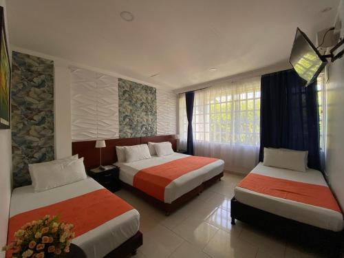 1 king bed, 2 twin beds