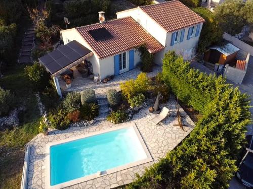 Villa bleue - piscine * climatisation * Wifi * vue dominante