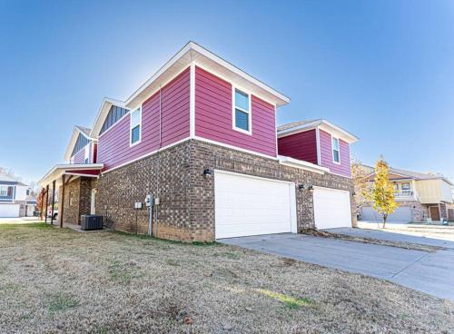 Modern Home 10 minutes from Dickson St & U of A in Fayetteville, USA