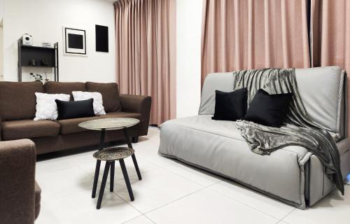 Mono Suite I Kuching DeLofts I 9 Pax