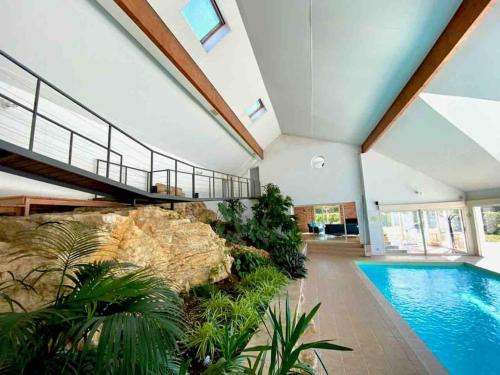 Villa avec piscine d'intérieur “ Losalia “ (Villa avec piscine d'interieur “ Losalia “) in Талан