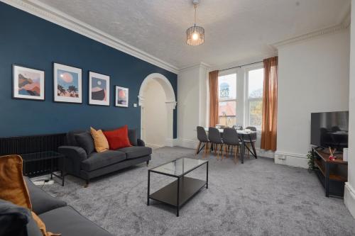 Large 4 bedroom flat, 5 mins to St James', parking