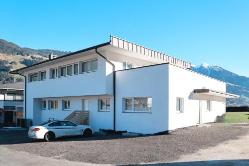 AlpenLuxus' IRMIS Zillertalblick with cosy living area and car park