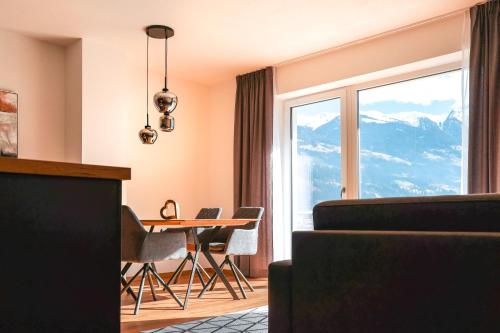 AlpenLuxus' IRMIS Zillertalblick with cosy living area and car park