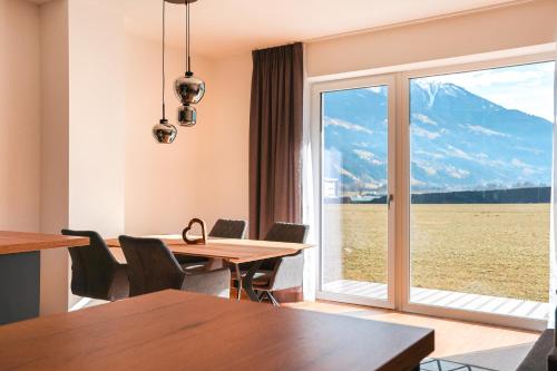 AlpenLuxus' IRMIS Zillertalblick with cosy living area and car park