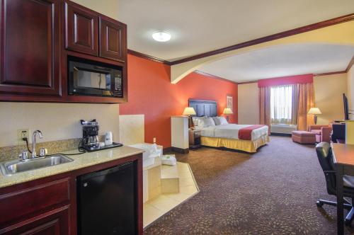 Holiday Inn Express Hotel & Suites Terrell, an IHG Hotel