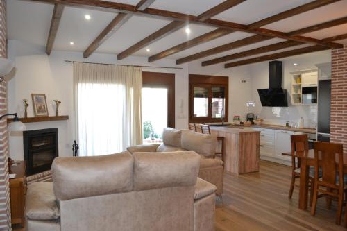 Koplietošanas atpūtas telpa ar TV, Casa Rural La Madroña (Casa Rural La Madrona) in Fuenlabrada de los Montes